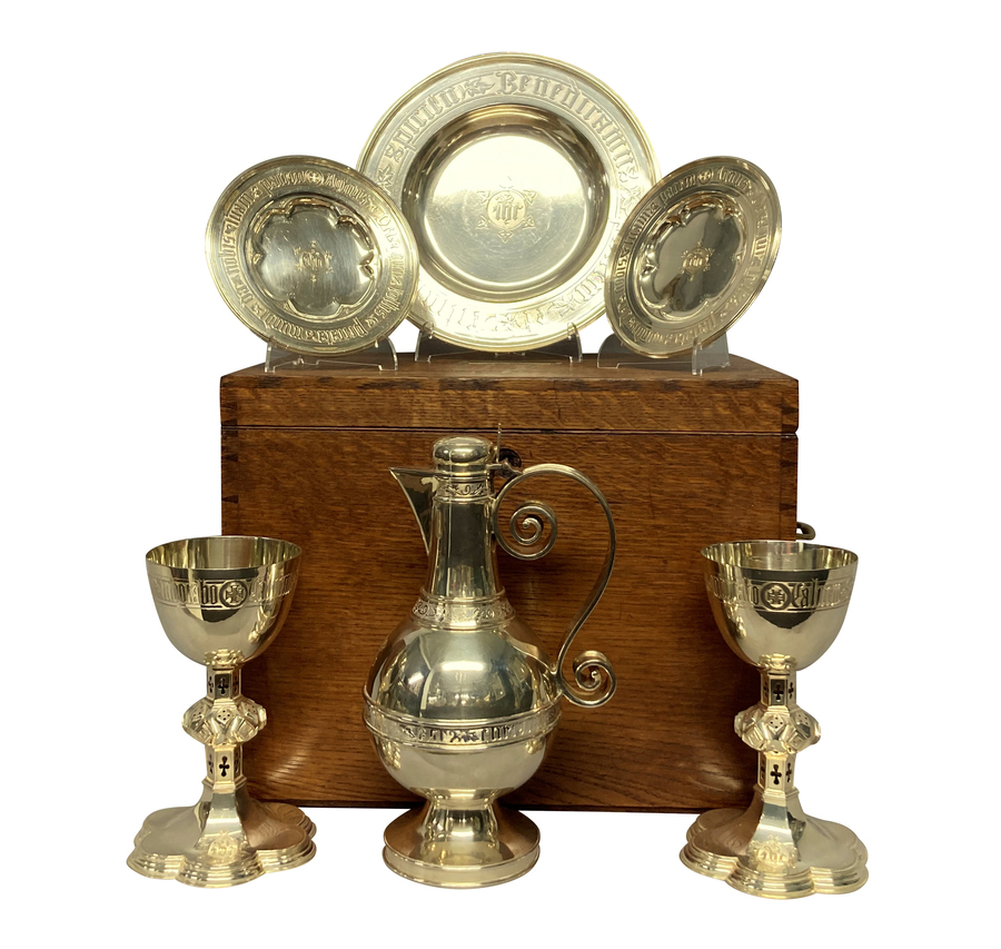 A SILVER COMMUNION SET WITH ORIGINAL BOX BY HENRY WILKINSON & SONS