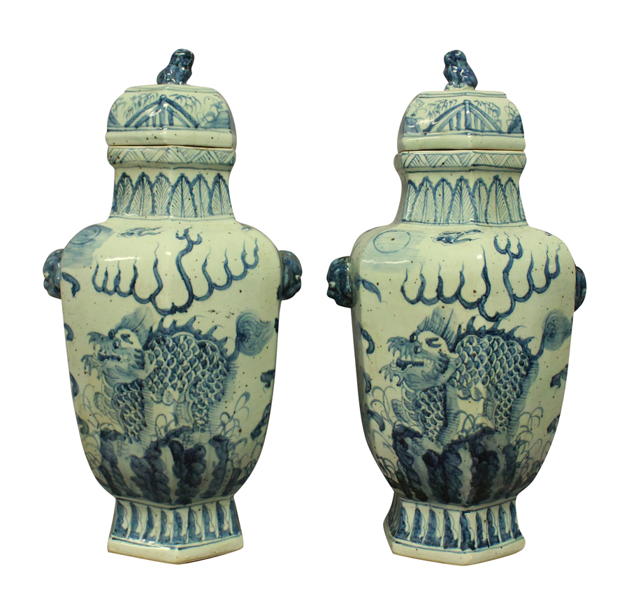 Antique A PAIR OF LARGE CHINESE VASES WITH COVERS