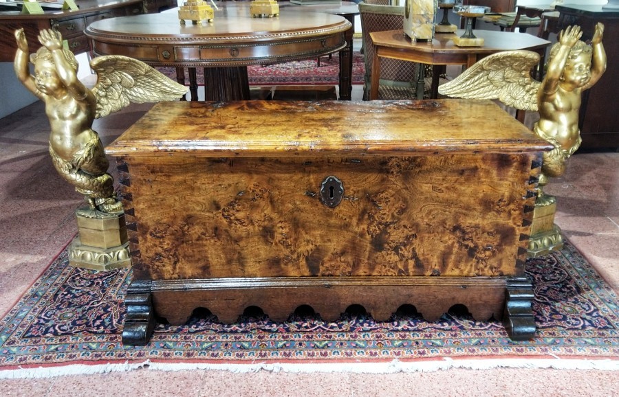 Spanish Chest In Solid Blond Walnut Root 17th Century