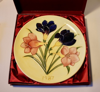Moorcroft Anniversary Plate 1987 Limited Edition Mint, Boxed and Certificated.