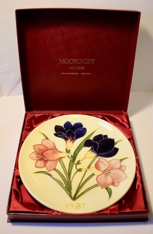 Antique Moorcroft Anniversary Plate 1987 Limited Edition Mint, Boxed and Certificated.