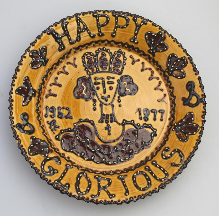 British Studio Pottery Fine Slipware Commemorative Royalty Charger / Dish C.1977