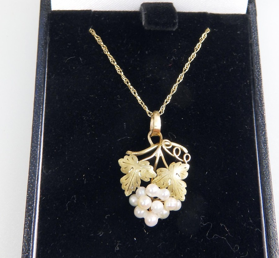 Vintage Jewellery 14 ct gold bunch grapes pendant and chain Boxed
