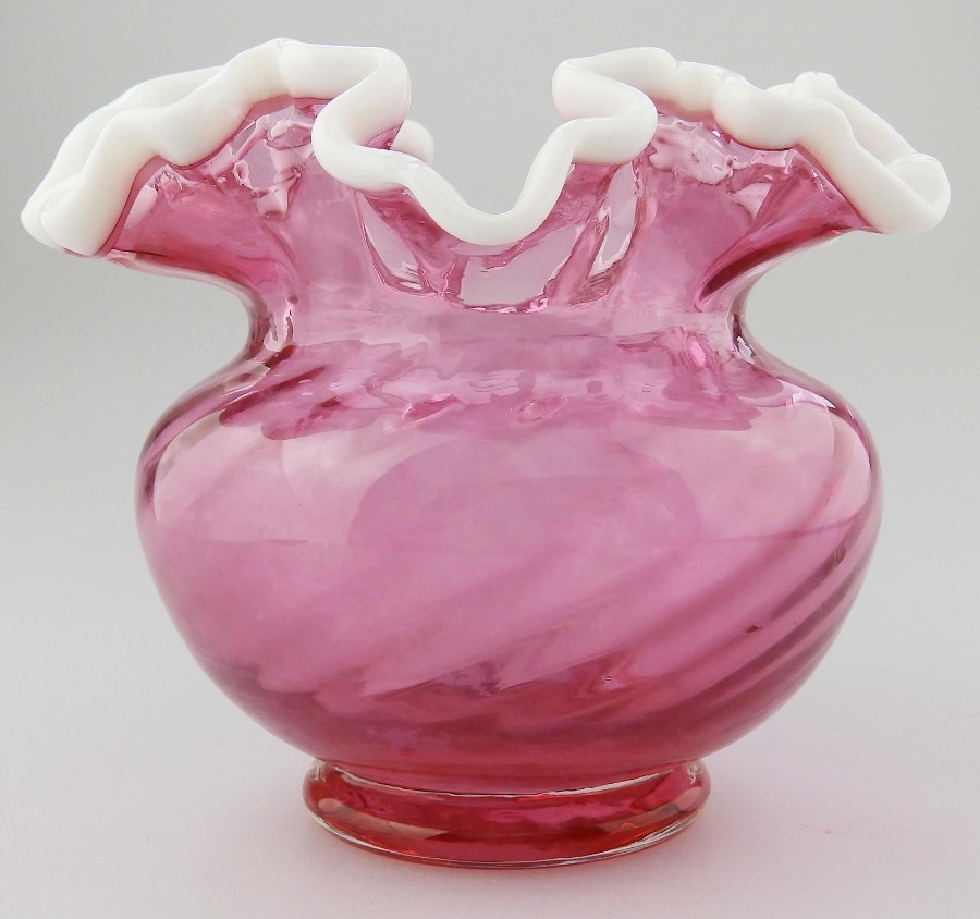 Vintage USA Fenton glass cranberry snow crest vase with frilled rim C.1939