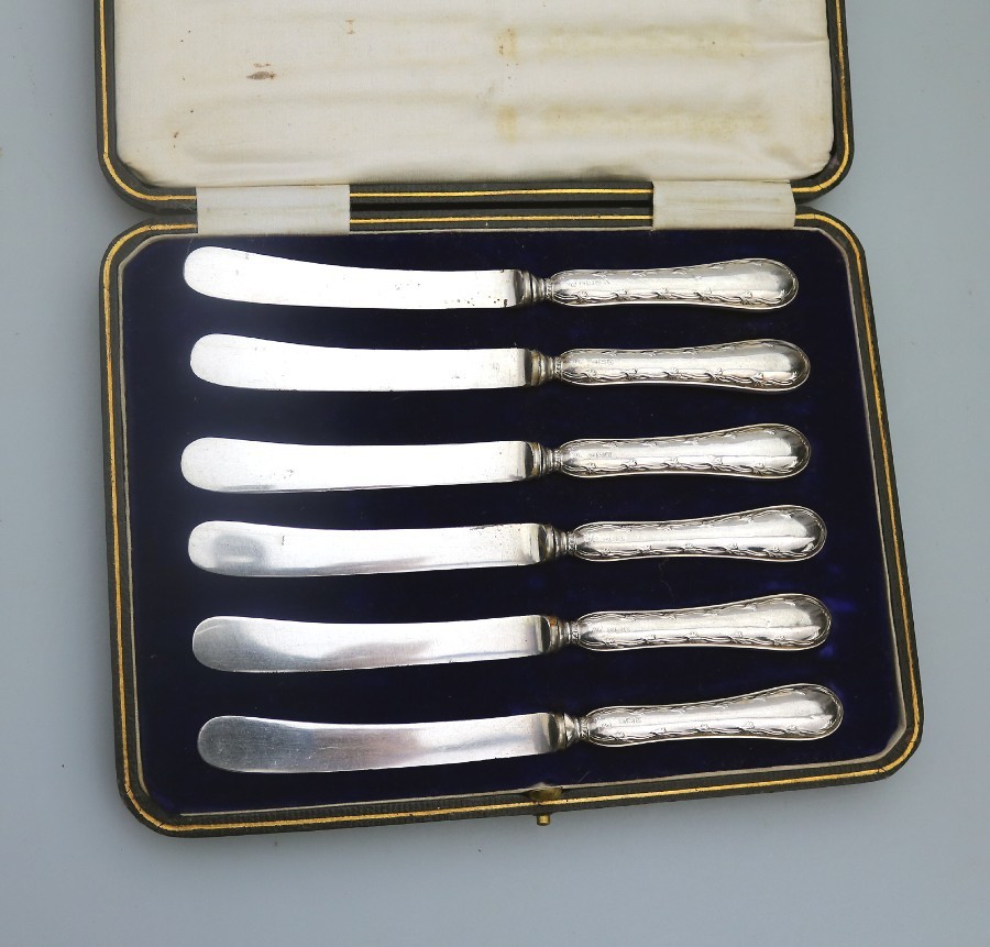 Antique Solid Silver Cased set of 6X silver handled Tea Knives C.1912