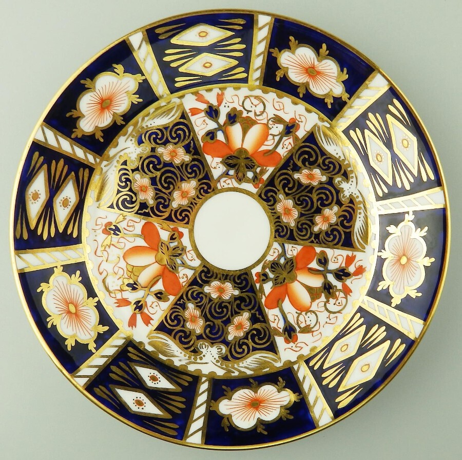 An antique English porcelain Royal Crown Derby Imari Plate - C.1914