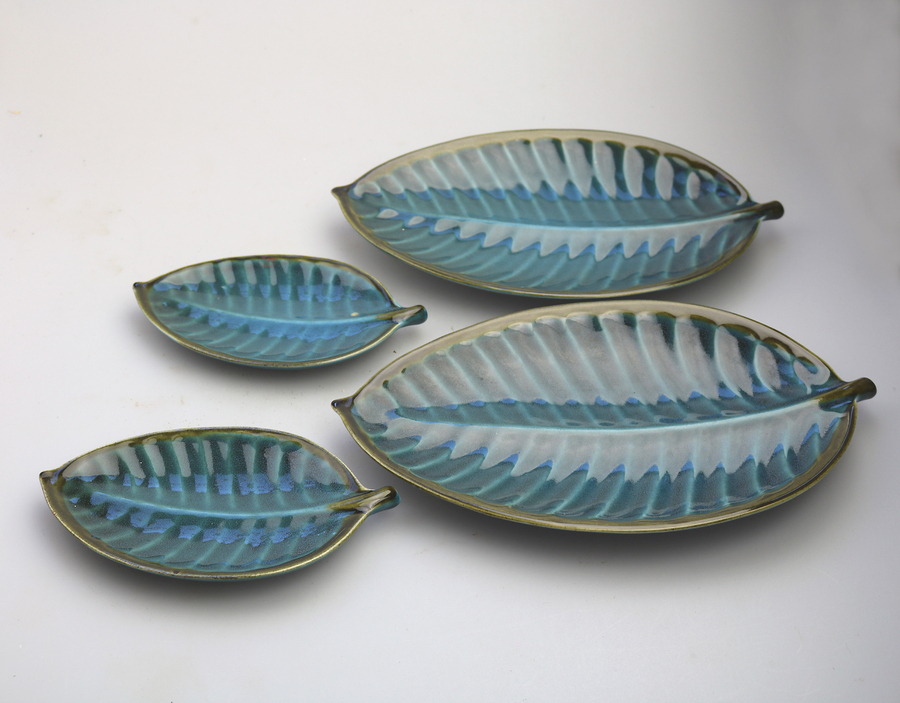 A good vintage retro set 4X novelty studio pottery Leaf Serving Plates Surrey Ceramics 1960's