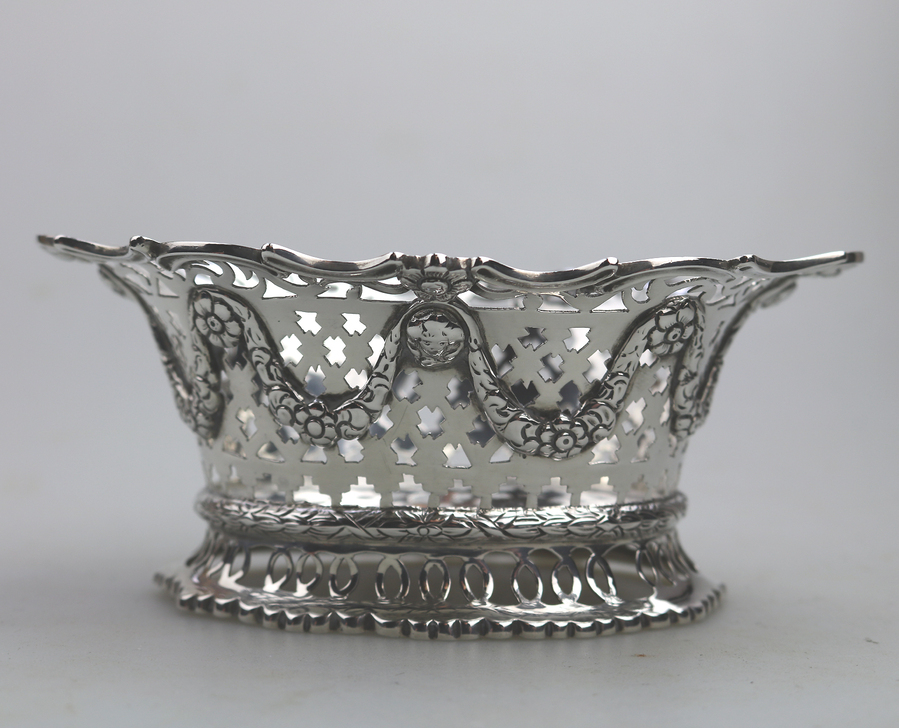 An extremely good antique solid silver pierced Basket / Bowl by Goldsmiths & Silversmiths C.1899