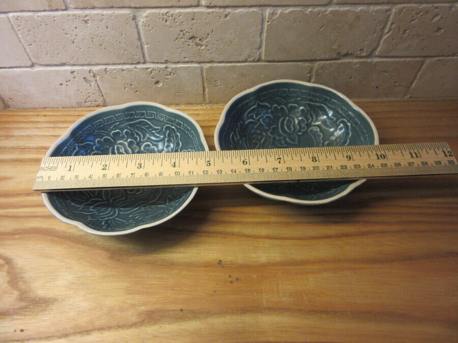 Antique Pair of Rare Qing dynasty Chinese bowls - Blue and cream incised ceramic