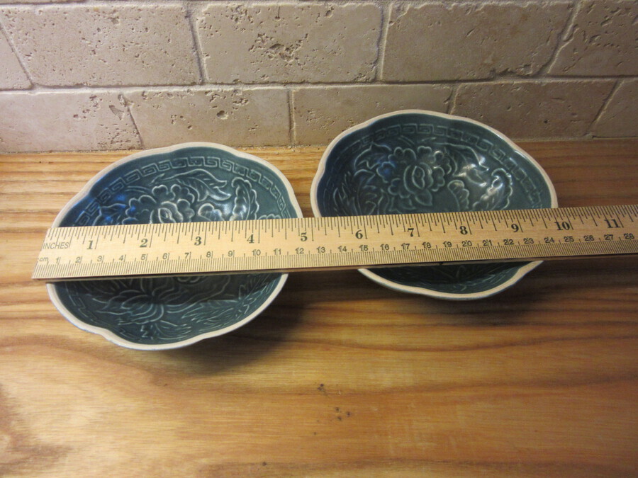 Antique Pair of Rare Qing dynasty Chinese bowls - Blue and cream incised ceramic