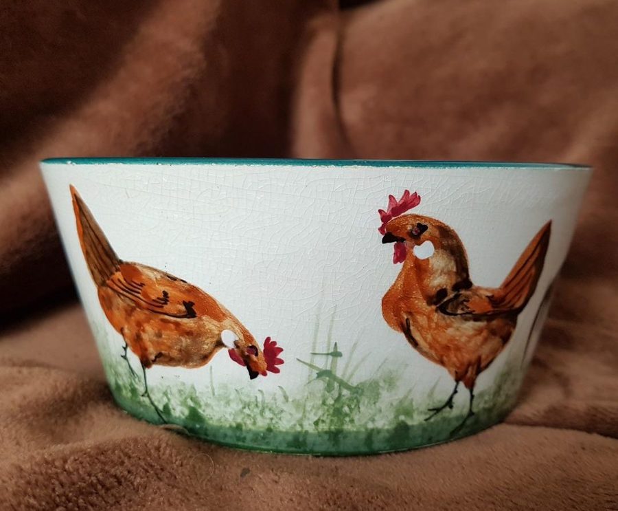 Wemyss ware bowl decorated with brown cockerels and hens