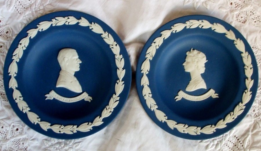 Pair of English Wedgwood Jasper Ware Royal Silver Jubilee Commemorative Dishes