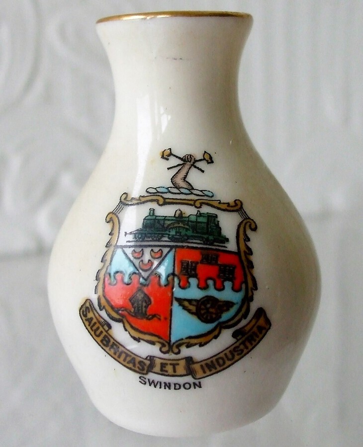 W.H. Goss ~ Swindon Vase ~ A.C.C. No. 268 ~ Swindon ~ *** MATCHING ARMS ***