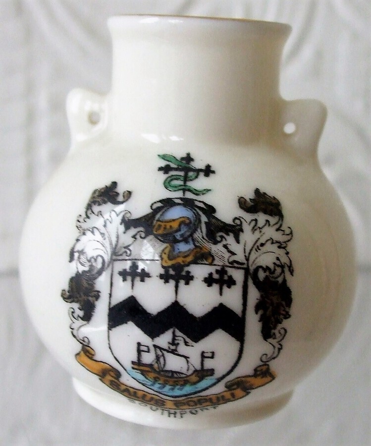 W.H. Goss ~ Southport Vase ~ A.C.C. No. 261 ~ Southport ~ *** MATCHING ARMS ***