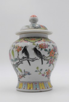 Chinese Qing dynasty famille rose jar and cover