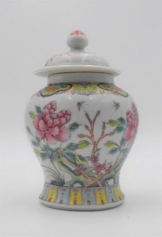 Antique Chinese Qing dynasty famille rose jar and cover