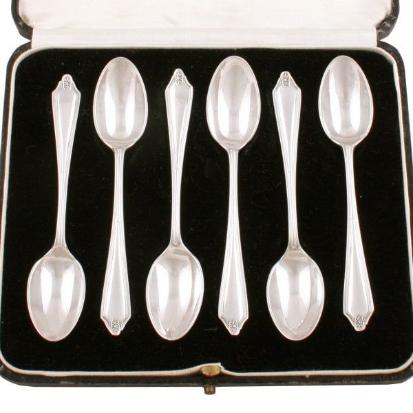Antique Case of George V Silver Tea Spoons 