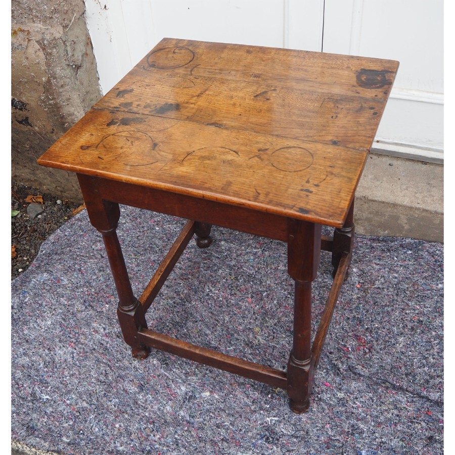 EARLY 18th CENTURY OAK OCCASIONAL TABLE