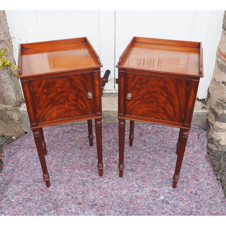 Fine Pair of Gillows Style Mahogany Bedsides