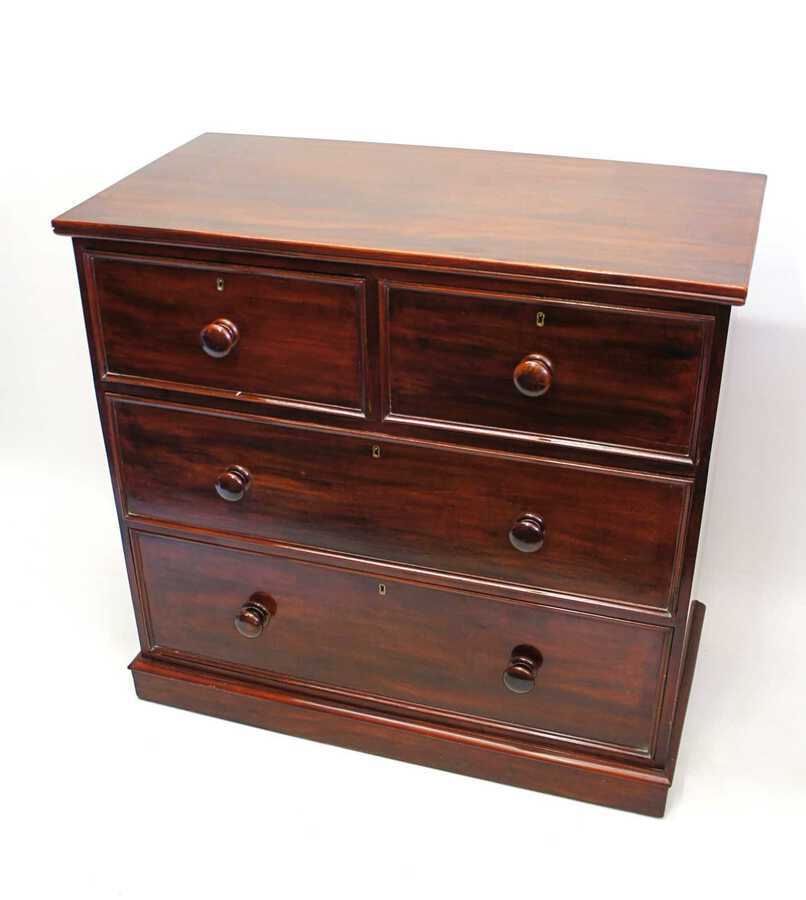 Antique Good quality small Victorian Mahogany chest of drawers  2 over 2
