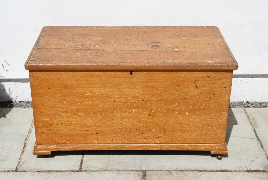 Large late Victorian pine blanket box or chest, original finish and features