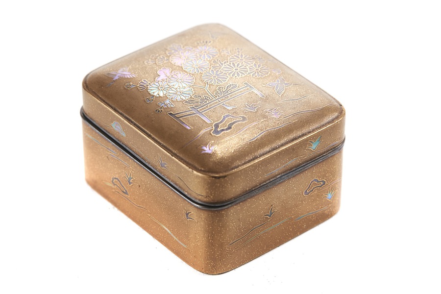 Antique  Fine Quality Antique Inlaid Lacquered Oriental Box