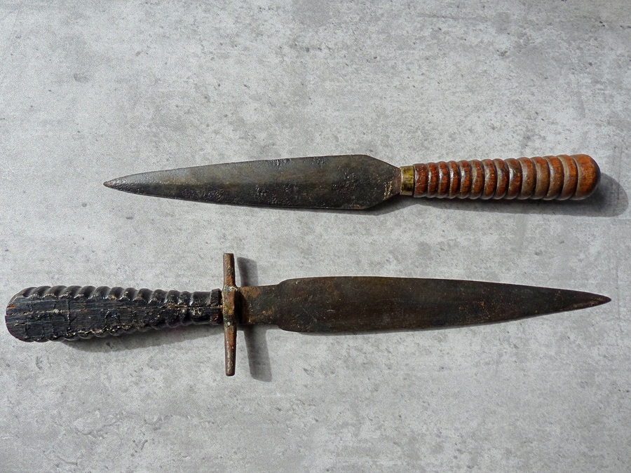 Antique A PAIR of Late 19th/Early 2oth  century African Knives Daggers (Ref: 40758)