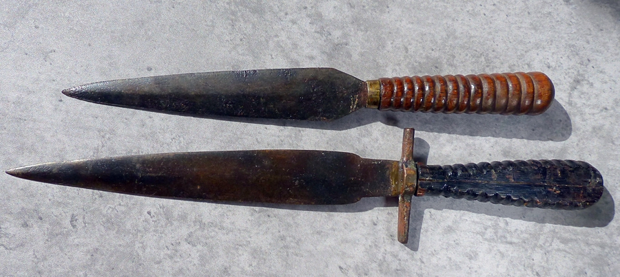 Antique A PAIR of Late 19th/Early 2oth  century African Knives Daggers (Ref: 40758)
