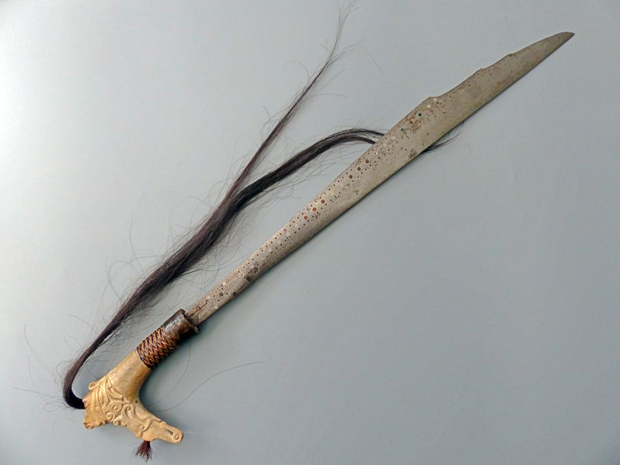 Antique Antique Indonesian Tribal MANDAU Short Sword ~ Used by Borneo DAYAK Tribe Headhunters (Ref 40760)