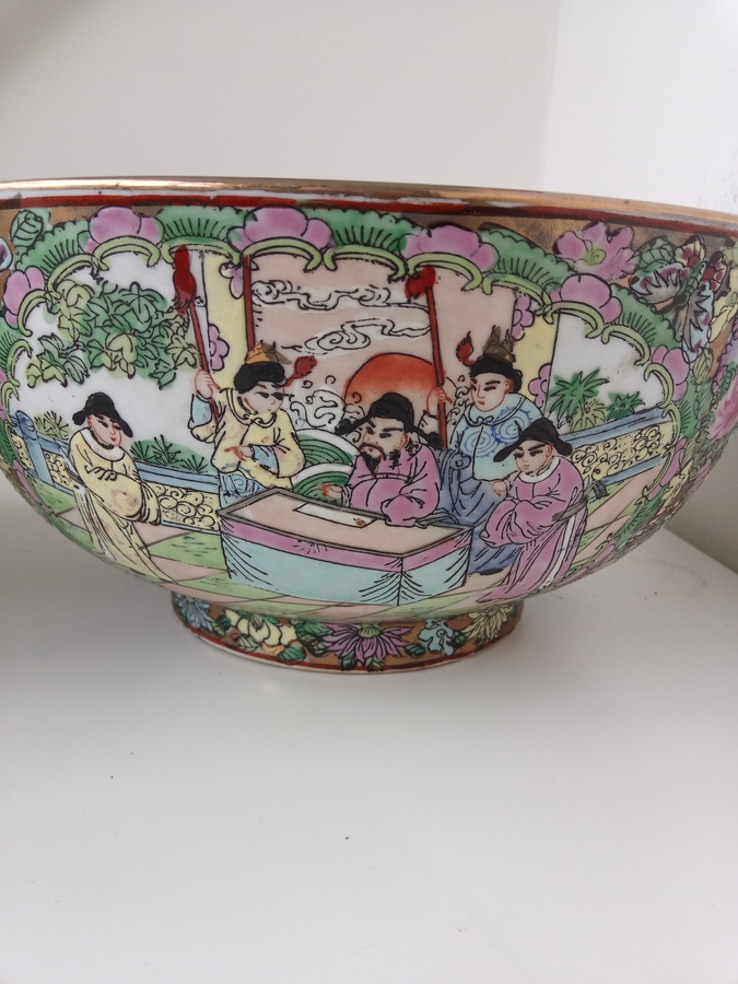 Antique A pair of Early 20th Century Qing dynasty Chinese Famille Rose bowls