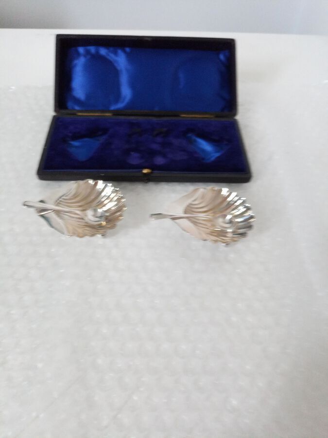 Antique A pair of Edwardian Hallmarked Silver shell shaped bowls, Chester 1905.