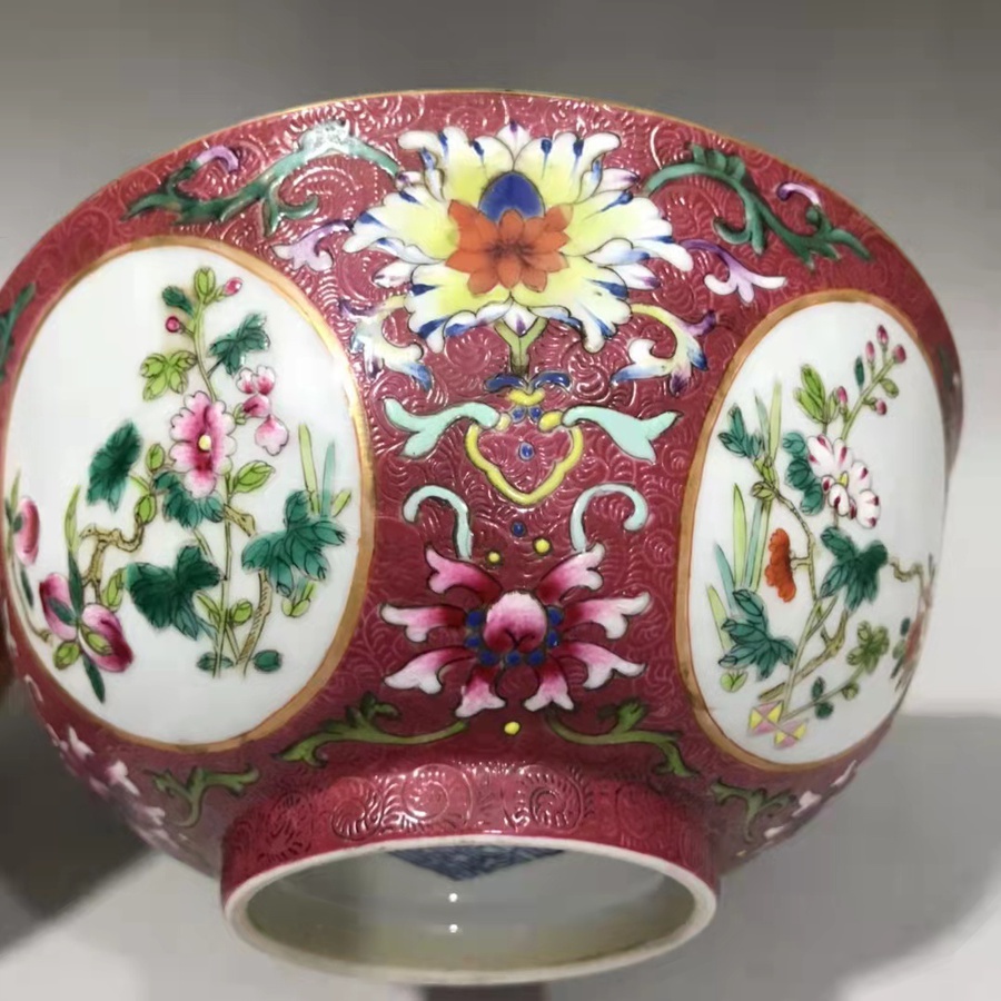 Antique Daoguang Mark Chinese Porcelain Bowl Ruby Ground Famille Rose sgraffiato medallion