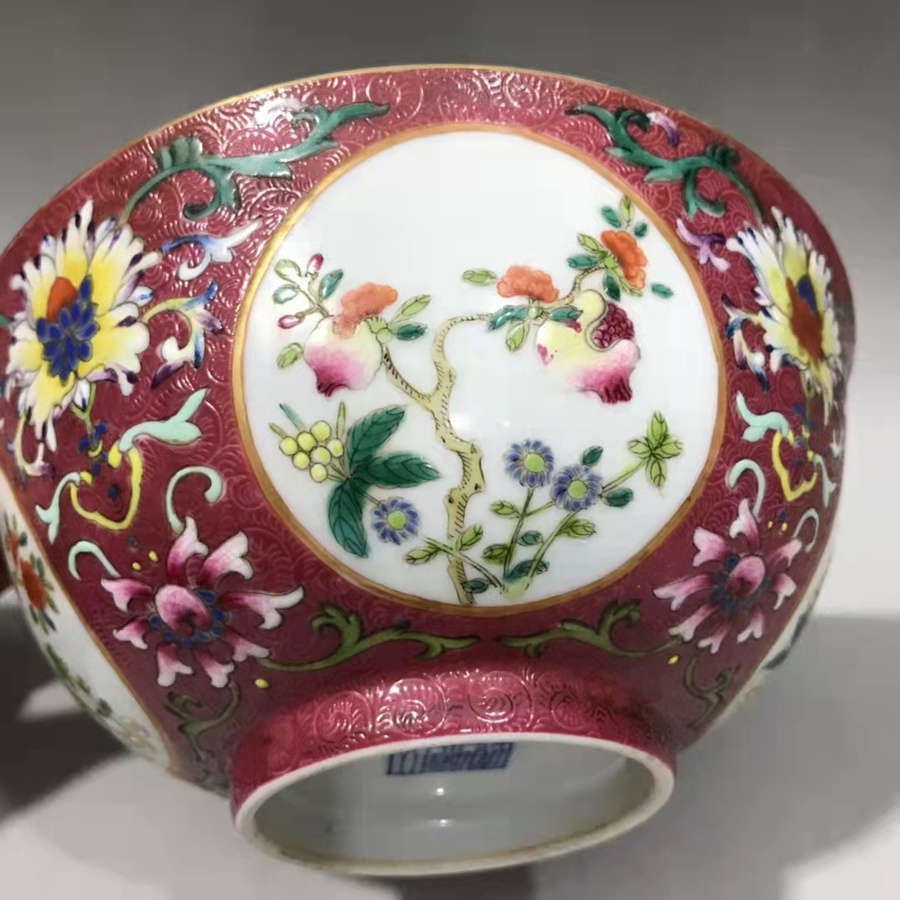 Antique Daoguang Mark Chinese Porcelain Bowl Ruby Ground Famille Rose sgraffiato medallion