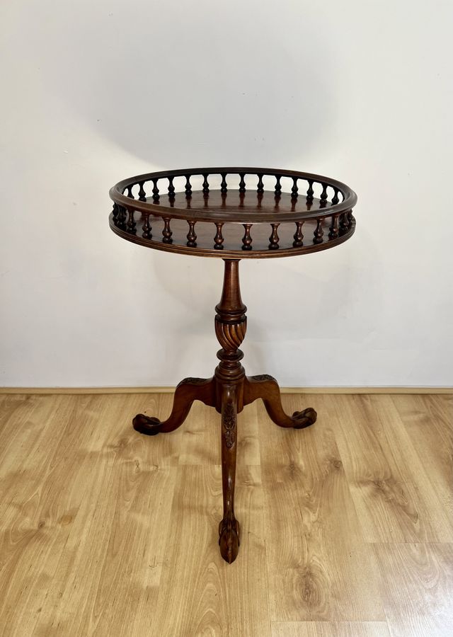 Antique quality mahogany circular lamp table