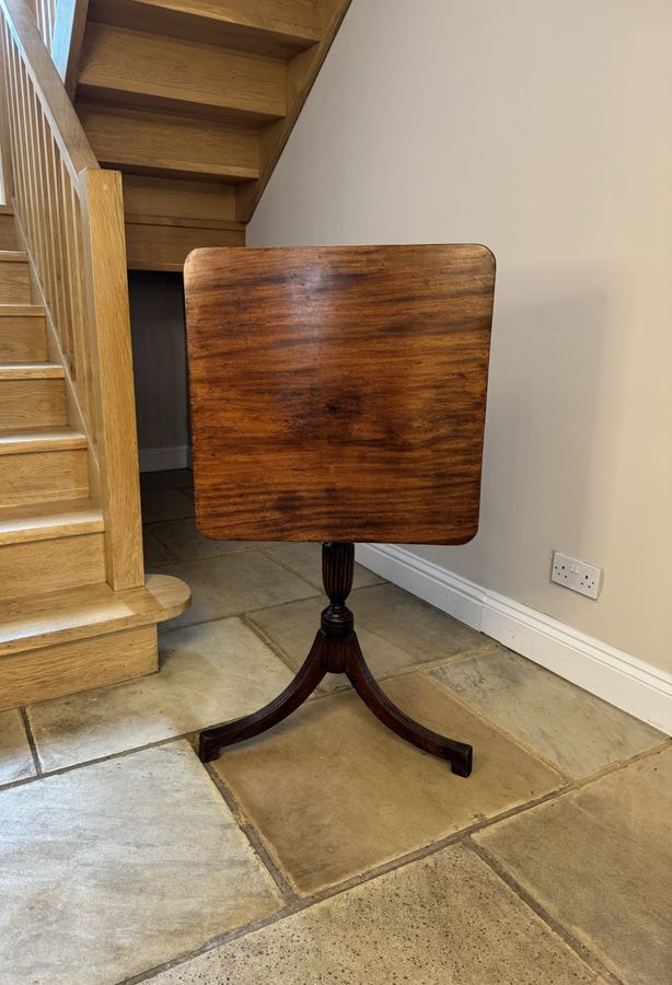 Elegant antique Regency quality mahogany lamp table