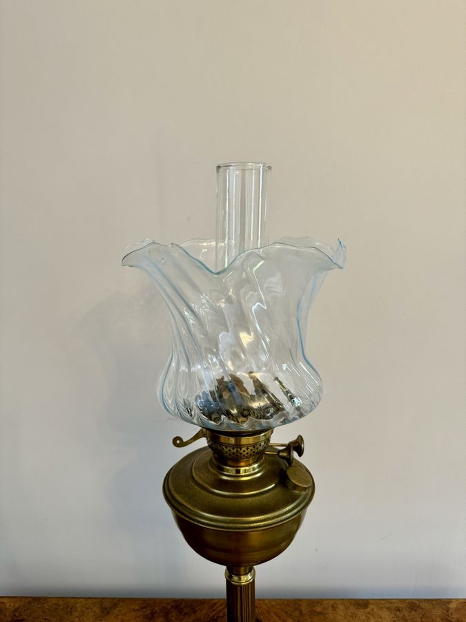 Antique Pretty antique Edwardian quality oil lamp 
