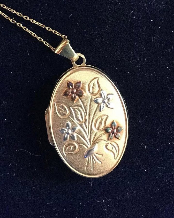 Antique Very Elegant Yellow, White and Rose Metal Oval Picture Locket