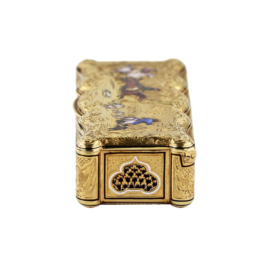 Antique 18K gold enameled snuffbox French work of the 19th century, with scenes of equestrian hunting.