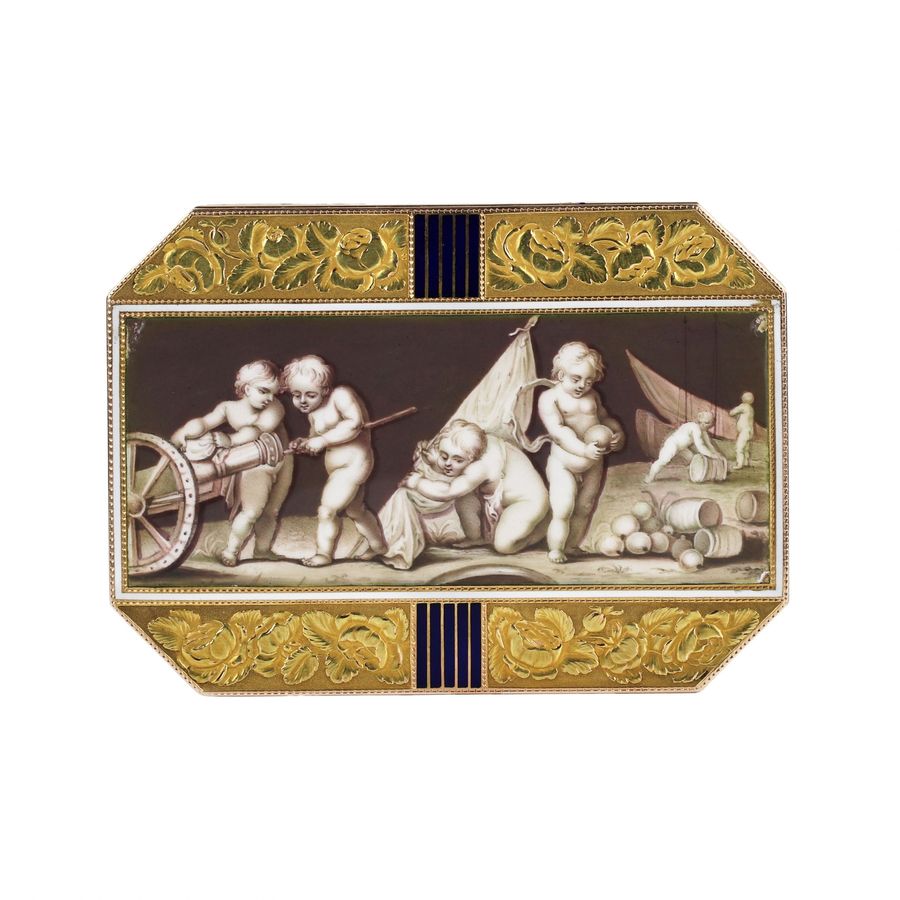 Antique Golden, French snuffbox with enamel grisaille, Empire period.