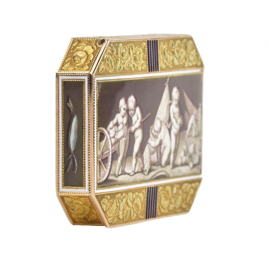 Antique Golden, French snuffbox with enamel grisaille, Empire period.