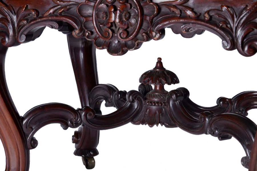 Antique A pair of superb carved mahogany banquettes in the George II style. The turn of the 19th-20th centuries.