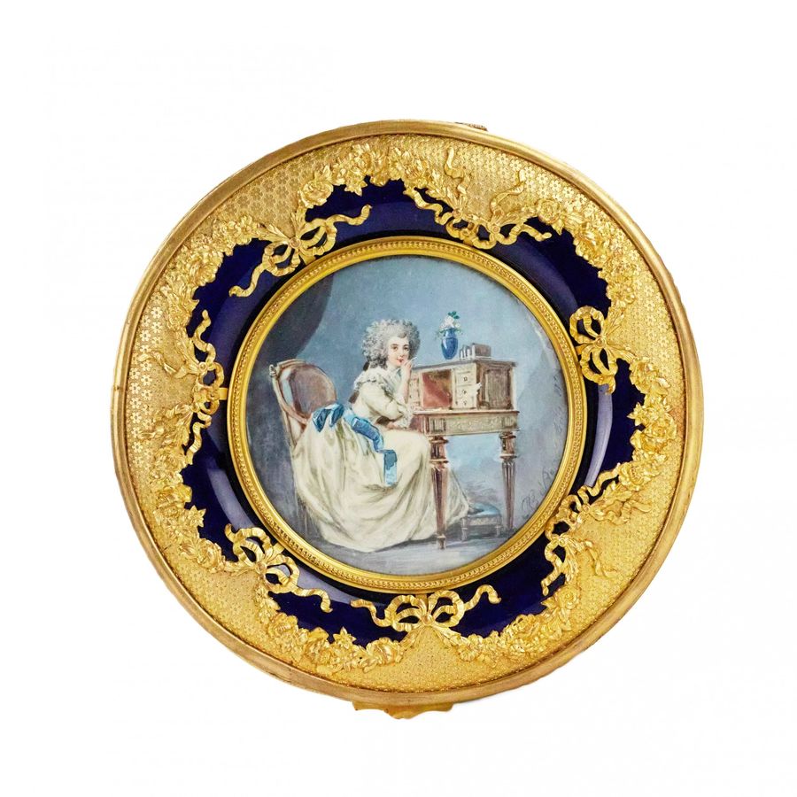 Antique Round porcelain box with a miniature in the style of Louis XVI.