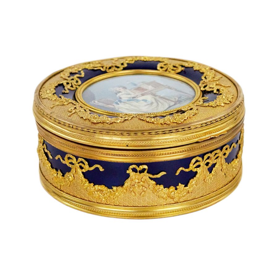 Antique Round porcelain box with a miniature in the style of Louis XVI.