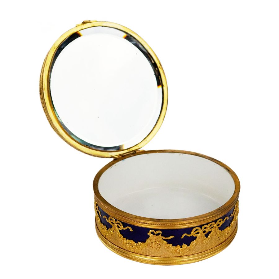 Antique Round porcelain box with a miniature in the style of Louis XVI.