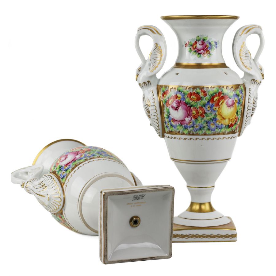 Antique A pair of gilded porcelain Couleuvre vases in the French Empire style. 20th century.