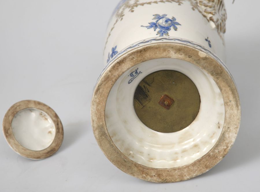 Antique Porcelain vaseurn with lid