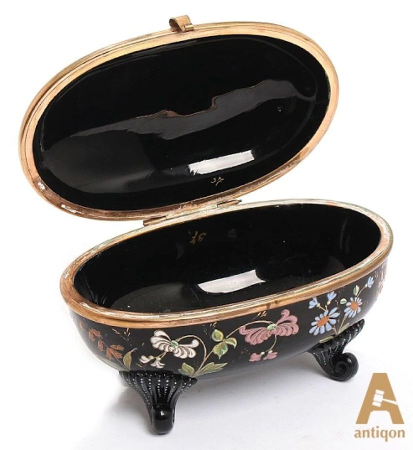 Antique An elegant French jewelry box