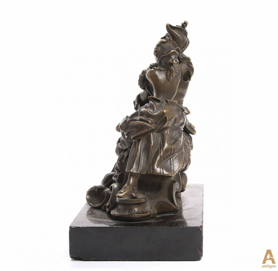 Antique Sculpture Romantic couple