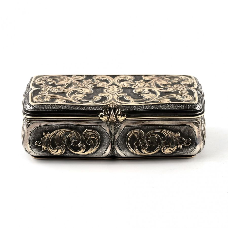 Antique Russian silver snuffbox with gold decor. Mid 19th century.