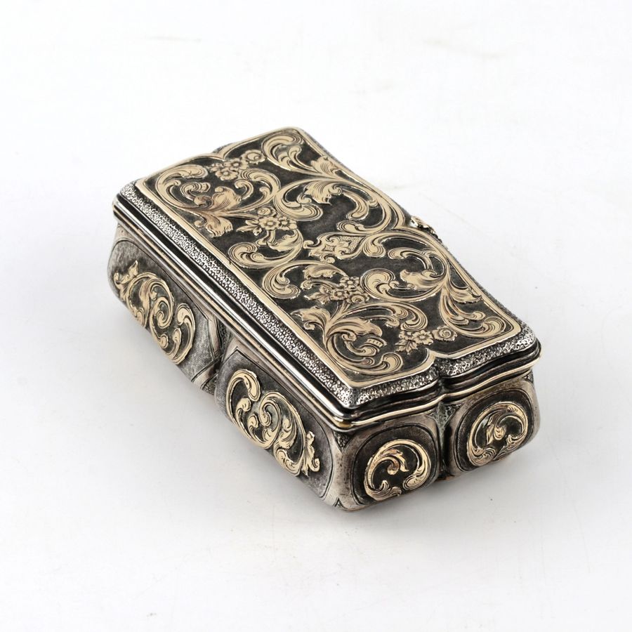 Antique Russian silver snuffbox with gold decor. Mid 19th century.